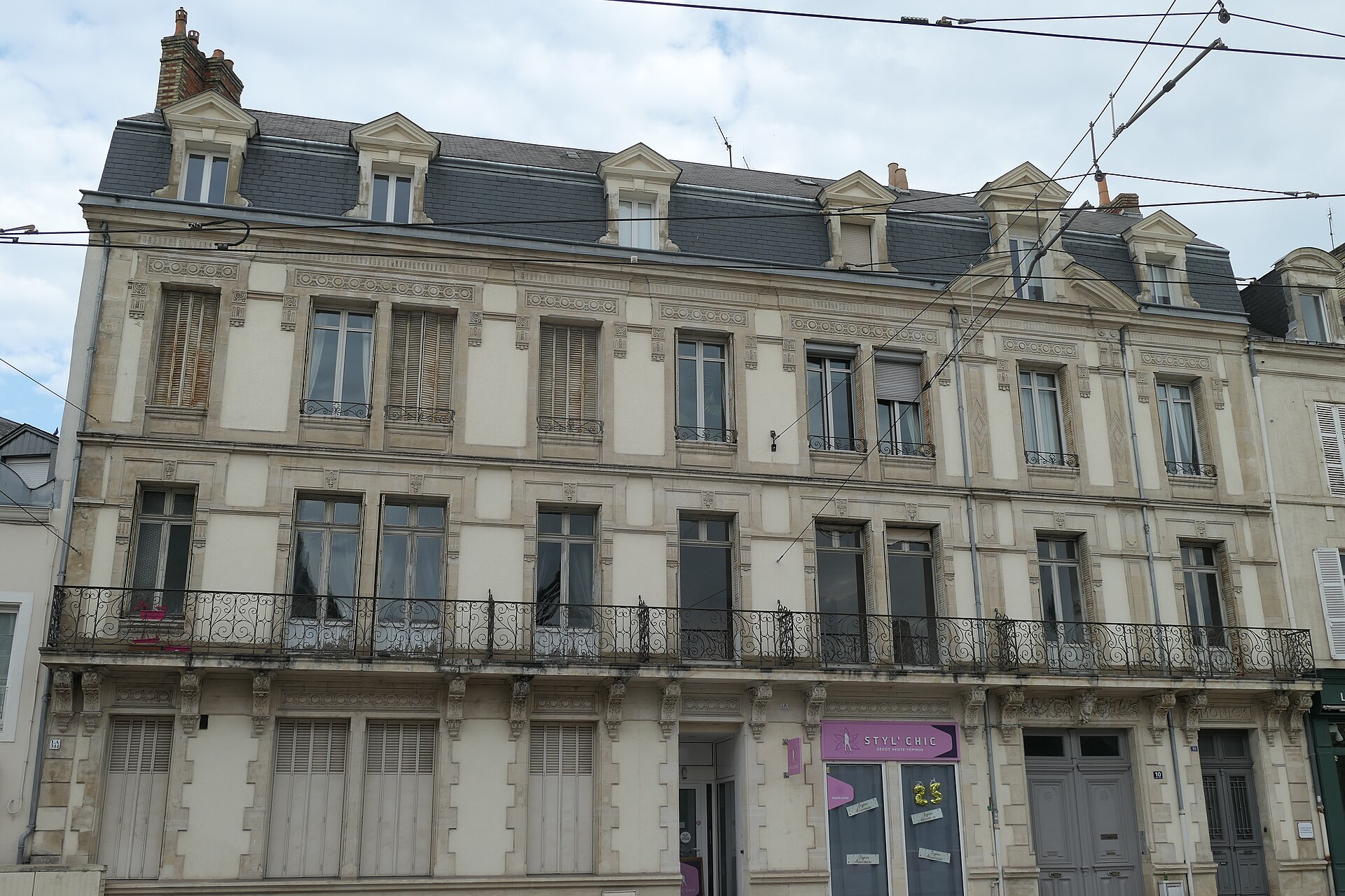Immeuble mansardé place Aristide-Briand au Mans